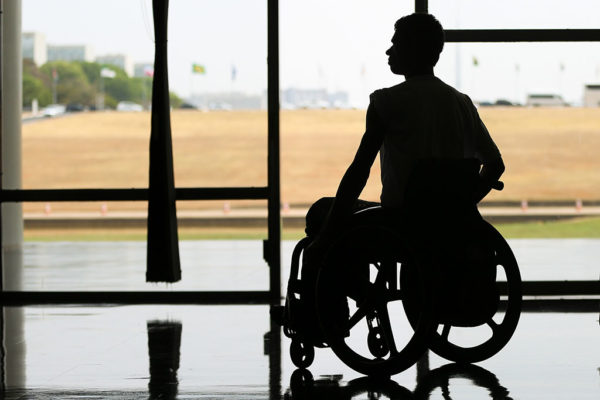 Foto silhueta de homem em cadeira de rodas