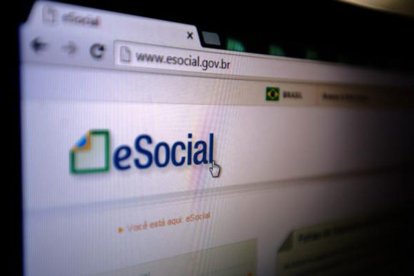 Foto Logo eSocial na tela do computador