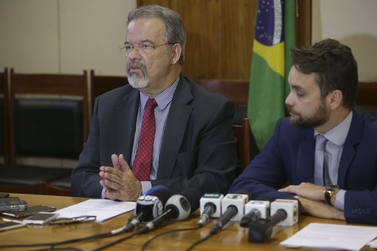 Foto dos ministros da Segurança Pública, Raul Jungmann, e dos Direitos Humanos, Gustavo Rocha