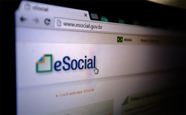 Foto de logo eSocial em tela de computador