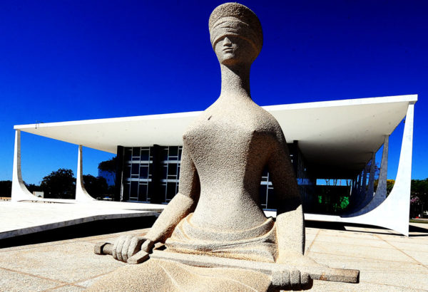 Foto de "A Justiça", escultura localizada em frente ao prédio do Supremo Tribunal Federal, em Brasília