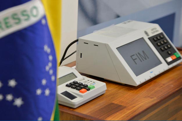 Foto Bandeira do Brasil e Urna Eletrônica