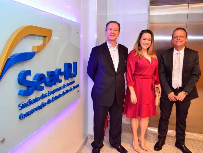 O presidente do Seac-RJ, Ricardo Garcia; a diretora superintendente da Febrac, Cristiane Oliveira e o presidente da Febrac, Renato Fortuna Campos.